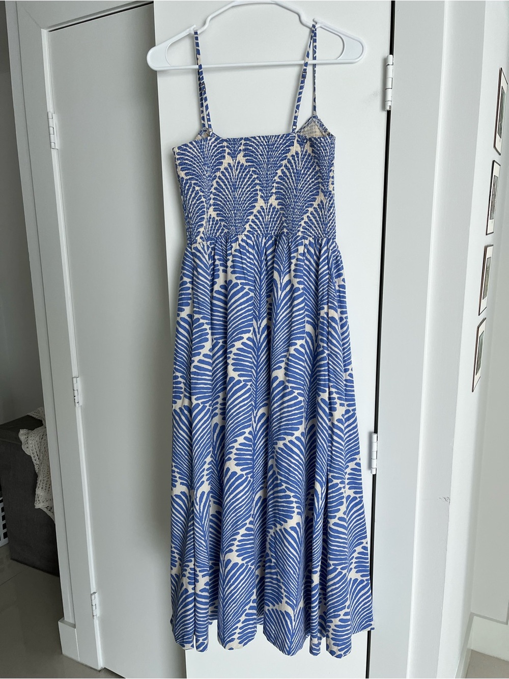 Abercrombie Dipped Waist Midi in Blue Print | size medium | like new - Picture 2 of 3